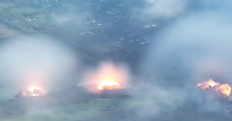 ความสามารถของ TOS-1A Solntsepek ที่สามารถปล่อยอาวุธที่ทรงพลังได้อย่างรวดเร็ว ทำให้เป็นอาวุธสำคัญสำหรับหน่วยรบของรัสเซียที่พยายามเจาะระบบป้องกันหลายชั้นของศัตรู อย่างไรก็ตาม มันยังต้องรับมือกับฝูงโดรนยูเครนที่แข็งแกร่ง ภาพ: @Известия 4-3807.png