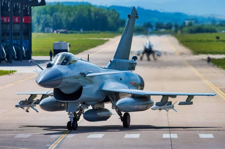 Menteri Pertahanan Indonesia Sjafrie Sjamsoeddin mengesahkan langkah itu, dengan menyatakan bahawa pesawat itu, yang dikeluarkan oleh Chengdu Aerospace Corporation China, akan terbang di atas Jakarta, Indonesia tidak lama lagi. Foto: @ Defence Security Asia. 3-5143.png