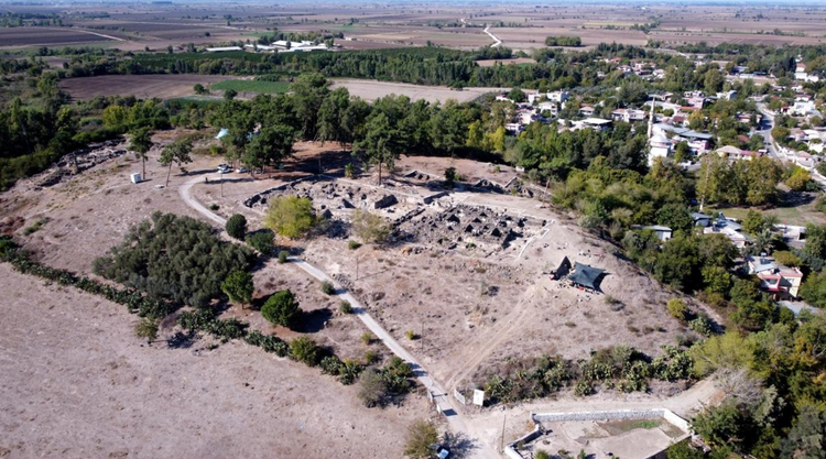 具体的には、トルコ共和国アダナ市ジェイハン県タタルル地区タタルル塚で漆喰の床を持つ建造物の遺跡を発掘した際、チュクロヴァ大学の専門家らが予想外に多くの謎めいた遺物を発見した。写真:@チュクロヴァ大学。 1.png