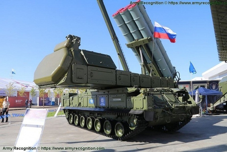 対照的に、ロシアは長距離ミサイルS-400、S-300から中距離ミサイルBuk-M3、短距離ミサイルPantsir-S1に至るまで、多層的な防空システム「蜘蛛の巣」を構築している。夜間攻撃時には、このシステムは金属オーケストラのようにリズミカルに連携し、各ミサイルが火力と精度を象徴する音符となる。 9-8851.jpg