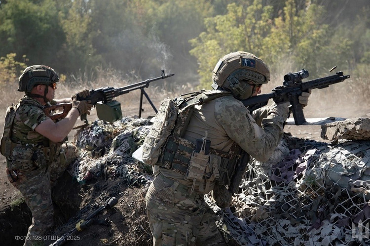 Nachdem die Ukraine dieses befestigte Gebiet verloren hatte, rückten russische Einheiten mehrere Kilometer nach Westen vor und dehnten ihre Kontrolle bis an die Grenze des Gebiets Nowopawlowka aus. Die weitere Entwicklung bleibt jedoch unvorhersehbar, da das russische Kommando offenbar zögert, einen Frontalangriff zu starten, sondern seine Truppen auf eine Flankenoffensive von Süden und Westen aus ausrichtet. 4-anh-the-war-zone.jpg