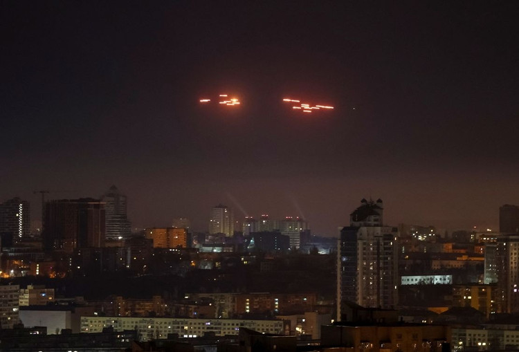 ロシア軍の主要司令部が位置するロストフ州だけでも、20機のドローンが撃墜された。南の空では、対空砲火が冷たい夜に花火のように炸裂し、爆発音が響き渡った。 3-anh-xcom.jpg