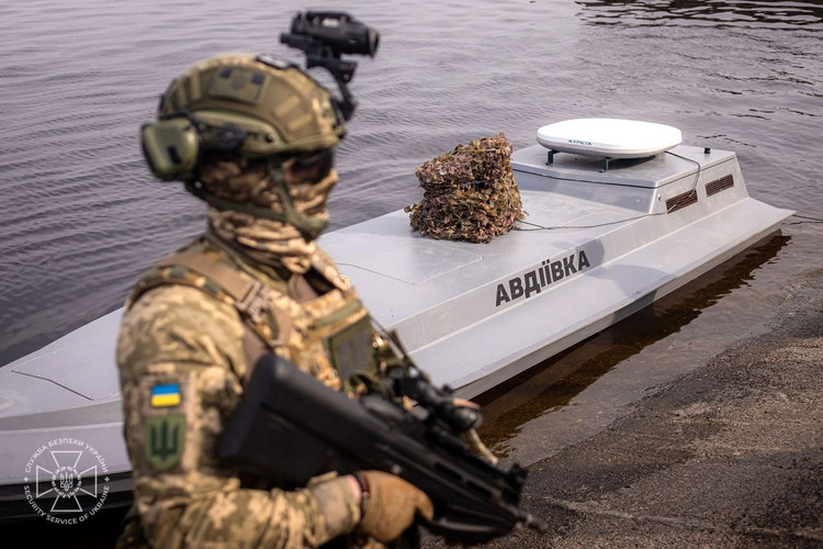 Хоча місце проведення операції з українського боку не розголошується, спостерігачі вважають, що операція відбулася в дельті Дніпра, де складна мережа каналів слугує логістичною артерією для обох сторін. Попередні кадри показували, як 40-та бригада часто здійснює точні атаки на російські кораблі, що свідчить про те, що операція була не одноразовою дією, а серією атак. 3-anh-wikipedia.jpg