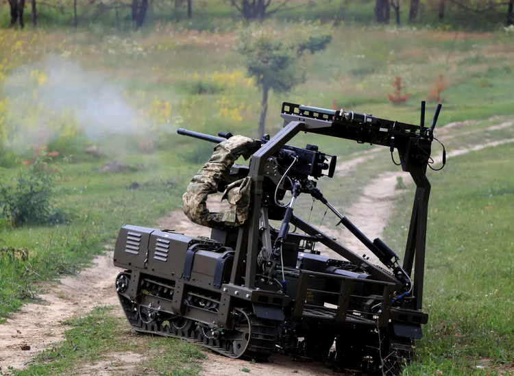 Ukrainske forsvarseksperter ser NUMO Battle Robot som en viktig bidragsyter til den økende bruken av ubemannede systemer, som bidrar til å opprettholde tempoet i slagmarksoperasjoner samtidig som den begrenser kontakten mellom soldater i frontlinjene. Foto: @Tank Bureau. 5-4823.png