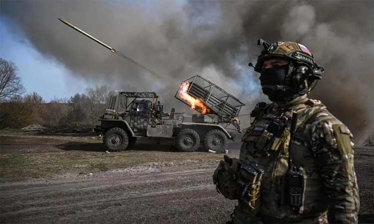 Eine Quelle aus der Gruppe „Zentrum“ erklärte, ihr Ziel sei es, die Einkreisung um Pokrowsk, das wichtige Logistikzentrum der Ukraine an der Donezk-Front, schrittweise zu verschärfen. „Wir haben es nicht eilig. Priorität hat jetzt die Isolierung von Pokrowsk und die Unterbrechung der Versorgungslinie von Dnipropetrowsk“, betonte die Quelle. 5-anh-xcom.jpg