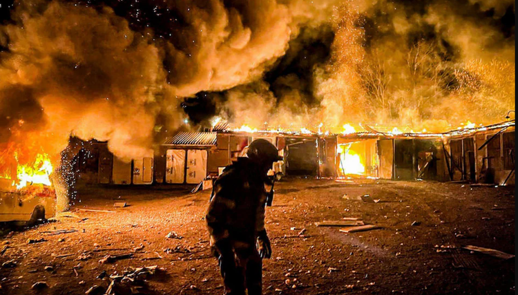 Această tactică se încadrează în trecerea mai amplă a Rusiei la atacuri de la distanță, vizând zonele din spate, centrele logistice și infrastructura energetică cu riscuri minime pentru aeronave. Foto: @ The Kyiv Independent. 11.png