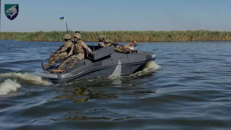 Кажуть, що Barracuda має британське походження, а конструкцію планера було вдосконалено завдяки серії польових випробувань. Гнучка модульна конструкція дозволяє адаптувати судно до його місії без необхідності перебудовувати весь корпус. 8.jpg