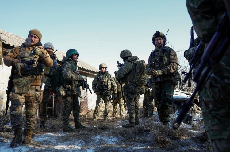 Der Abzug einiger Eliteeinheiten aus Pokrowsk hat jedoch die ukrainische Verteidigung dort geschwächt. Beobachtern zufolge hat dies den russischen Streitkräften die Möglichkeit gegeben, ihre Offensive zu verstärken, insbesondere nach der Einnahme von Rodinskoje, einer Stadt nördlich von Pokrowsk. 1-anh-reuters-9694.jpg