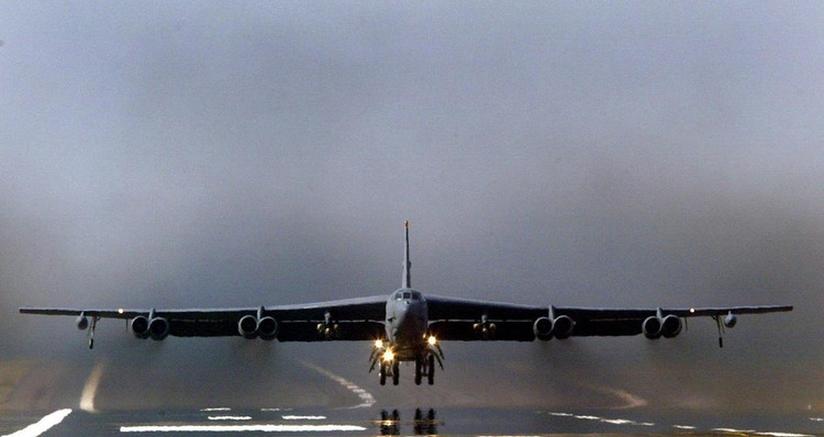 Завдяки сучасним пакетам модернізації, таким як двигуни Rolls-Royce F130, активний радіолокаційний апарат з електронним скануванням та цифрова кабіна пілотів, B-52 трансформується у версію B-52J, що дозволяє йому експлуатуватися до 2050-х років. Завдяки цьому цей літак, якому понад 70 років, досі вважається символом стратегічного стримування та «хребтом» бомбардувальних сил США. 8-5083.jpg