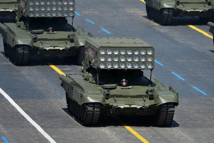 นับเป็นก้าวใหม่ในความพยายามของมอสโกในการเสริมกำลังอาวุธแนวหน้าเพื่อรับมือกับภัยคุกคามจากโดรนของยูเครนที่กำลังเพิ่มขึ้น รัสเซียจึงได้นำระบบยิงขีปนาวุธหนัก TOS-1A Solntsepek รุ่นปรับปรุงใหม่มาประจำการเมื่อเร็วๆ นี้ ภาพ: @militarnyi 6-2030.png