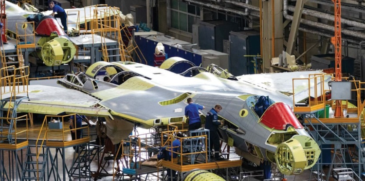 Su-57M1 diperkirakan akan terlihat sangat berbeda dari varian dasarnya, karena modifikasi signifikan telah dilakukan pada rangka pesawat. Modifikasi ini telah dipastikan memberikan daya angkat aerodinamis yang lebih besar dan stabilitas yang lebih baik pada kecepatan supersonik. Foto: @Next-Generation Future. 5-1067.png