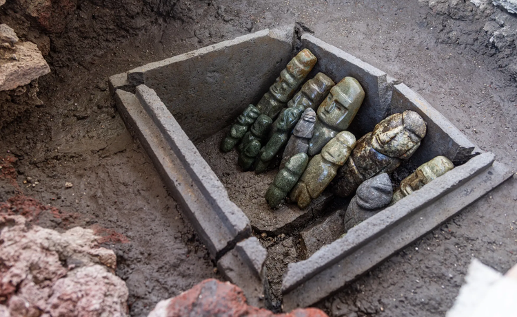 Điều đáng nói là trong chiếc rương này có chứa 15 bức tượng nhỏ hình người kỳ dị. Ảnh: @Cơ quan khảo cổ học Mexico.