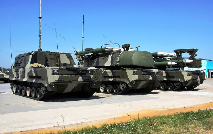 În mod notabil, în fața vehiculului 9A316 a apărut un alt vehicul - suspectat a fi modelul 9A317M al rachetei Buk-M3, o versiune mai modernă, cu propriul radar și rachete 9R31M cu o rază de acțiune de 70 km. Dacă este adevărat, aceasta este prima dovadă a coordonării operațiunilor mixte de către Buk-M2 și Buk-M3, lucru rar întâlnit în forțele rusești. 8.jpg