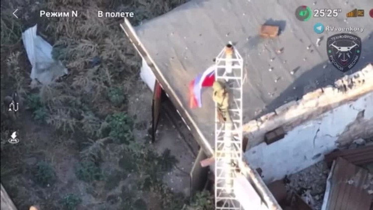 Primele știri despre acest lucru au apărut aseară, prin intermediul unor surse independente de pe câmpul de luptă. Până în zorii zilei de 25 octombrie, o serie de canale militare și reporteri de primă linie au confirmat simultan: trupele ucrainene se retrăseseră din Rodinskoe, lăsând în urmă un oraș devastat, cu steaguri rusești fluturând pe acoperișurile clădirilor. 2-anh-topwar.jpg