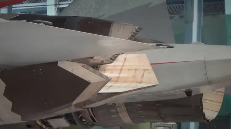 Badan pesawat dan kompartemen senjata internal Su-57M1 juga akan dibuat lebih datar daripada versi aslinya, dengan tujuan untuk lebih meningkatkan kemampuan siluman pesawat. Foto: @Next-Generation Future. 6-1732.png