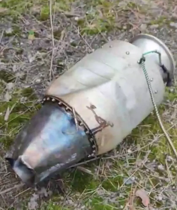 În cea mai recentă descoperire, motorul Swiwin SW800Pro-Y a fost integrat în bomba planoare rusească UMPB-5R. Acest motor a fost găsit printre rămășițele unei bombe căzute pe teritoriul ucrainean. Foto: @united24media. 6.png