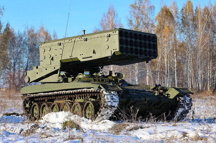 TOS-1A Solntsepek เป็นหนึ่งในอาวุธที่โดดเด่นที่สุดในคลังแสงของรัสเซีย ระบบนี้สร้างขึ้นบนตัวถังรถถัง T-72 และออกแบบมาเพื่อการยิงขีปนาวุธระยะสั้นถึงระยะกลาง ภาพ: @Army Recognition 1-7610.png