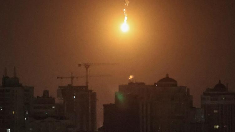 10月24日夜から25日朝にかけて、数百発の対空砲火がロシアの空を照らした。121機のウクライナ無人機が同時に接近し、レーダーは常に警戒態勢を敷いた。ここ数週間で最も激しい衝突が始まった。 1-anh-xcom.jpg