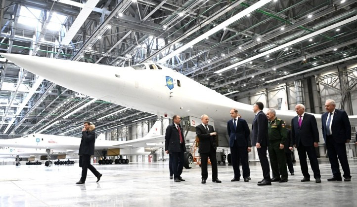 Máy bay ném bom chiến lược Tu-160 của Nga