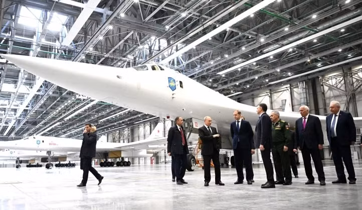 Máy bay ném bom chiến lược Tu-160 của Nga