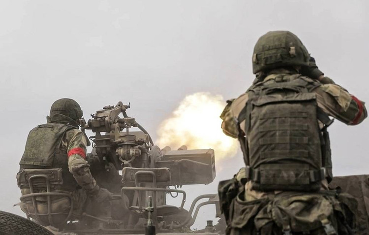 「我々はいかなる状況にも対応できる」とロシア軍筋はタス通信に語った。「これは単なる反応ではなく、適応だ。攻撃を繰り返すごとに、我々はより迅速かつ正確に行動できるようになる」。兵士たちが沈黙を守って監視する草原のレーダー基地から、その言葉がこだました。 10-7699.jpg