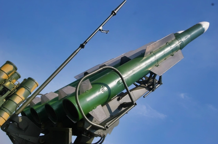 Военные аналитики отмечают, что модификации и интеграция с цифровыми сетями управления и контроля позволили старым системам вооружения, таким как «Бук-М1», оставаться конкурентоспособными против низколетящих и малозаметных для радаров боеприпасов. Фото: @Wkipedia. 10-2902.png