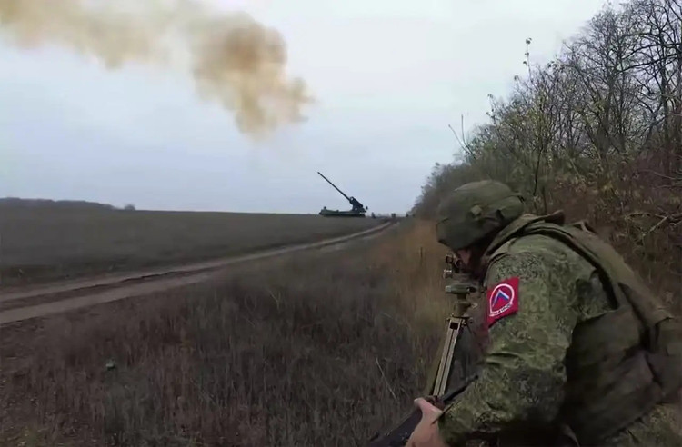 Laut Topwar intensivierte die russische Armee am 3. Dezember ihre Offensivoperationen in der Provinz Saporischschja, nachdem sie ukrainische Streitkräfte in der Stadt Stepnogorsk eingekesselt hatte. Die Lage dort ähnelt der in Myrnohrad, doch aufgrund der geringeren Anzahl ukrainischer Truppen schwächt sich die Verteidigungsfähigkeit rapide ab. 1-anh-topwar.jpg