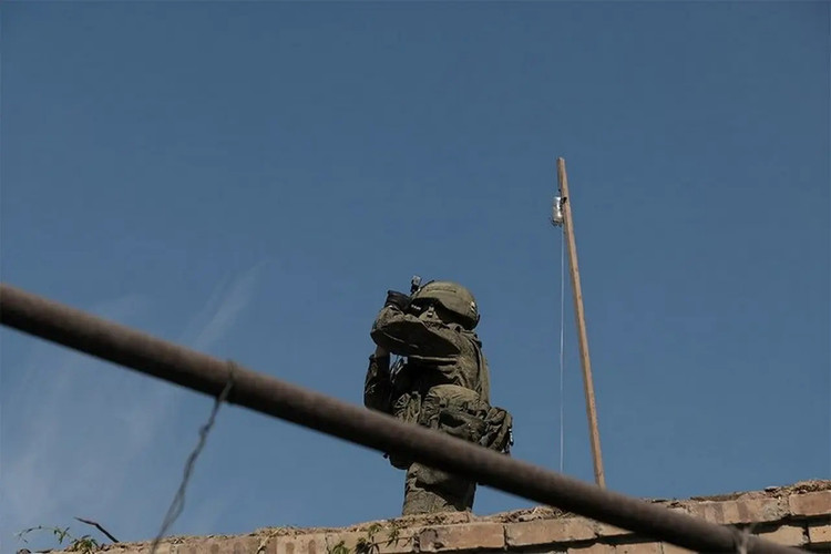 Am 26. Oktober weiteten die russischen Streitkräfte ihre Kontrolle in der Region Dnipropetrowsk aus, nachdem es im befestigten Verteidigungsgebiet der ukrainischen Armee bei Nowonikolajewka zu heftigen Kämpfen gekommen war. Dieser Schritt gilt als wichtiger Schritt in der Offensive gegen Pokrowsk, das Zentrum heftiger Kämpfe zwischen beiden Seiten. 1-anh-topwar.jpg