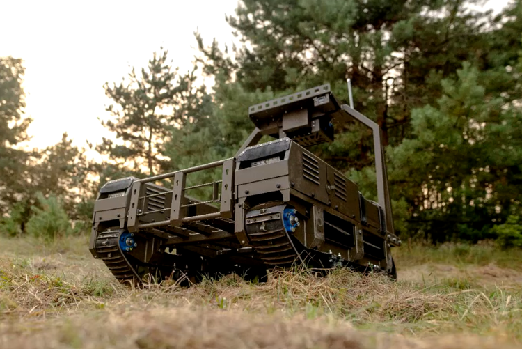 Den modulære designen gjør at NUMO Battle Robot raskt kan tilpasses med ekstra oppdragsspesifikt tilbehør som våpenstativer, relémaster, avbitertang og mineryddingsutstyr. Foto: @Tank Bureau. 4-2217.png