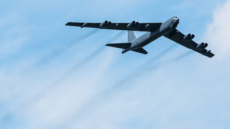 بمبافکن B-52 Stratofortress یک بمبافکن سنگین چندمنظوره است که قادر به حمل بیش از 30 تن سلاح، از جمله بمبهای هدایتشونده دقیق، موشکهای کروز و مینهای دریایی است. علاوه بر ماموریتهای تهاجمی، B-52 میتواند عملیات شناسایی، آموزشی و پشتیبانی رزمی مشترک را با نیروهای دریایی یا هوایی متحدان نیز انجام دهد. 7-4084.jpg