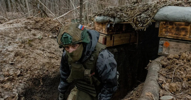 ຜູ້ຊ່ຽວຊານຫຼາຍຄົນຄາດຄະເນວ່າ, ຣັດເຊຍຈະສືບຕໍ່ຍຸດທະສາດຂອງຕົນໃນການປິດລ້ອມສັດຕູເທື່ອລະກ້າວ, ໂດຍກ້າວໄປຂ້າງໜ້າທີ່ໝັ້ນຂະໜາດນ້ອຍໃນຂະນະທີ່ການສົມທົບການຍິງປືນໃຫຍ່ແລະການໂຈມຕີທາງອາກາດດ້ວຍຄວາມຮຸນແຮງສູງ. ເປົ້າຫມາຍແມ່ນເພື່ອຫຼຸດຜ່ອນຄວາມເຂັ້ມແຂງຂອງສັດຕູ, ເຮັດໃຫ້ຄວາມຕ້ານທານຂອງເຂົາເຈົ້າອ່ອນແອ, ແລະບັງຄັບໃຫ້ຜູ້ຖືກກ່າວຟ້ອງ retreat ກັບເສັ້ນທາງຫລັງ. 11-583.jpg