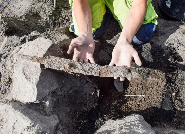 Podle prvních odhadů expertů ze švédské archeologické poradenské společnosti Arkeologerna patří poklad místní elitní dynastii nebo skupině válečníků z doby Vikingů. Foto: @Swedish Archaeologerna. 7-1719.png
