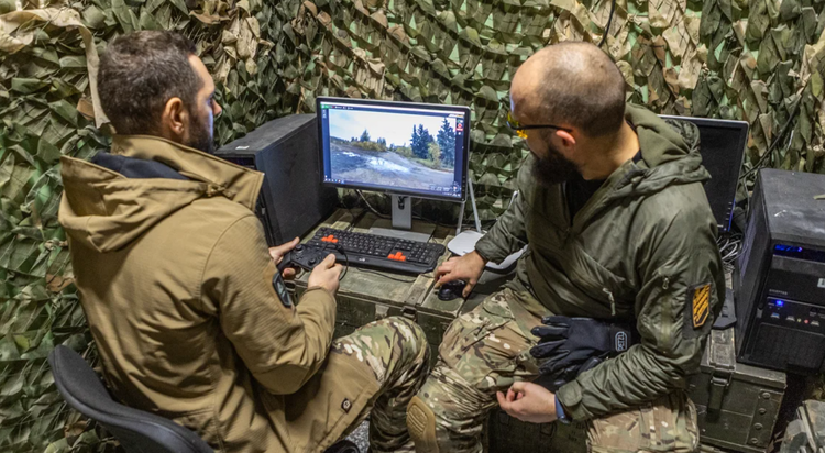 NUMO Battlefield Robot-systemets viktigste styrke er robustheten til kommunikasjonsnettverket, som tilbyr seks tilkoblingsalternativer, inkludert Wi-Fi, DTC, Silvus, Starlink, LTE og SineLink, slik at operatører kan opprettholde kontrollen selv i miljøer med sterk elektromagnetisk interferens. Foto: @Tank Bureau. 11-5148.png