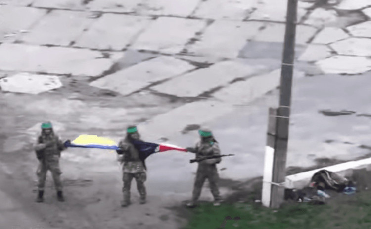 Laut offizieller Pressemitteilung der 67. Brigade wurde die Operation zur Rückeroberung von Tykhe akribisch durchgeführt – von der Aufklärung und Vorbereitung der Feuerkraft bis hin zur Organisation der Angriffsformationen. Die beteiligten Einheiten zeigten flexible Kampffähigkeiten und nutzten das Gelände und den Nebel effektiv, um russisches Feuer zu neutralisieren und einen Weg in die Siedlung zu öffnen. 2-anh-xcom.jpg