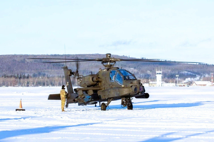 us-army-enhances-arctic-warfare-capabilities-of-ah-64e-apache-attack-helicopters-in-alaska-fb42e307.jpg