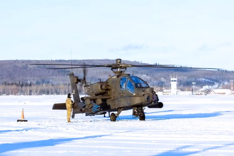us-army-enhances-arctic-warfare-capabilities-of-ah-64e-apache-attack-helicopters-in-alaska-fb42e307.jpg