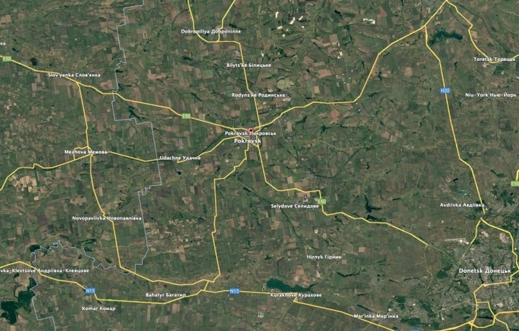 Pokrovsk គឺជាតំណភ្ជាប់មួយនៅក្នុងប្រព័ន្ធការពារពហុស្រទាប់របស់អ៊ុយក្រែននៅ Donetsk ជាយូរមកហើយ។ ទីក្រុងនេះមិនត្រឹមតែស្ថិតនៅលើផ្លូវរថភ្លើងដ៏សំខាន់មួយប៉ុណ្ណោះទេ ប៉ុន្តែថែមទាំងតភ្ជាប់ទៅកាន់ផ្លូវហាយវេយុទ្ធសាស្ត្រជាច្រើនដែលនាំទៅដល់តំបន់ដឹកជញ្ជូននៅភាគខាងលិចផងដែរ។ ប្រសិនបើ Pokrovsk ធ្លាក់ រុស្ស៊ីអាចបើកច្រករបៀងកាន់តែជ្រៅទៅក្នុងអ៊ុយក្រែន។ 3-anh-the-war-zone.jpg
