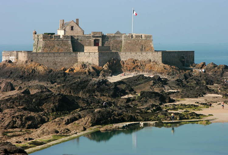 Saat melakukan penggalian di Brittany, Prancis, dua peneliti Yvan Pailler dan Clément Nicolas secara tak terduga menemukan artefak unik. Foto: @Yvan Pailler dan Clément Nicolas. 1.png