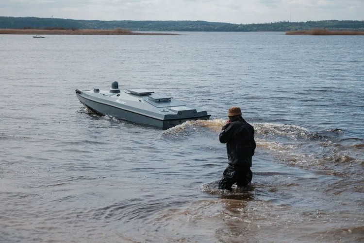 На оперативному рівні розгортання надводних кораблів з БПЛА допомагає Україні розширити «радіус атаки» вздовж Дніпра. Кожна «Барракуда» стає мобільною, важковиявлюваною пусковою установкою, яка постійно загрожує російському військовому транспорту. Києву не потрібно протистояти Москві лоб у лоб, але він все одно крок за кроком придушує її логістику. 11.jpg