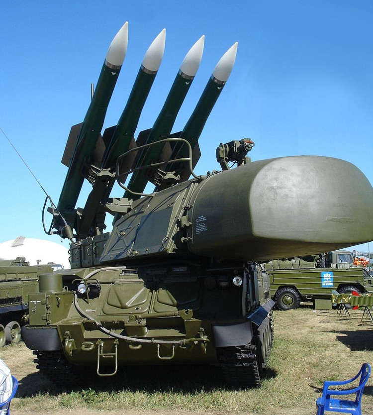Buk-M2 este principalul sistem de apărare aeriană cu rază medie de acțiune al Rusiei, cu o rază de acțiune de 45 km, utilizând radarul 9S36 și rachete cu ghidare activă. Vehiculele 9A317/9A316 operează de obicei în formațiuni de patru și sunt capabile de luptă independentă chiar și atunci când sunt bruiate electronic, astfel încât penetrarea dronelor este extrem de rară. 4-anh-wikipedia.jpg