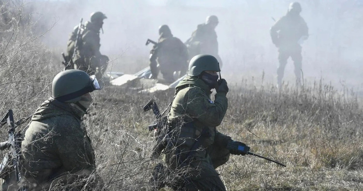 ម៉្យាងវិញទៀត កងទ័ពអ៊ុយក្រែនបានបន្តទប់ទល់ជាមួយនឹង UAVs, FPVs និងកាំភ្លើងធំរ៉ុក្កែត ដែលបណ្តាលឱ្យខូចខាតយ៉ាងសំខាន់ដល់សសរយន្តកម្មរុស្ស៊ីមួយចំនួន។ ទោះបីជាយ៉ាងណាក៏ដោយ របាយការណ៍បង្ហាញថា ការបាញ់ប្រឆាំងយន្តហោះរុស្ស៊ីបានកំណត់សកម្មភាព UAV របស់សត្រូវនៅក្នុងតំបន់ ដែលអនុញ្ញាតឱ្យក្រុមវាយប្រហាររុស្ស៊ីធ្វើសមយុទ្ធកាន់តែមានប្រសិទ្ធភាព។ 9.jpg