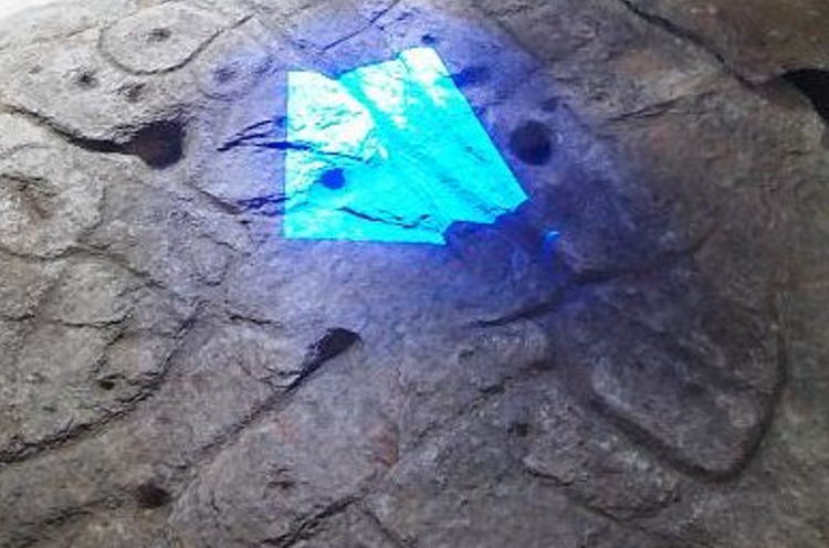 Ini menjadikan batu tersebut peta 3D tertua yang diketahui di Eropa. Foto: @Yvan Pailler dan Clément Nicolas. 6.png
