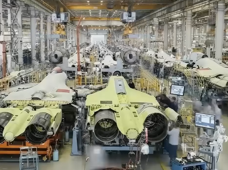 Faktanya, prototipe Su-57M1 yang menggunakan mesin AL-51F ini pertama kali terungkap dalam sebuah film dokumenter Rusia yang dirilis pada akhir 2024, yang menunjukkan bahwa proses pengujian Su-57M1 telah memasuki tahap lanjutan. Foto: @Next-Generation Future. 3-8547.png