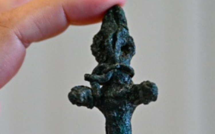 この人型の釘は青銅器時代に遡ると推定されています。写真:@Çukurova University。 6.png