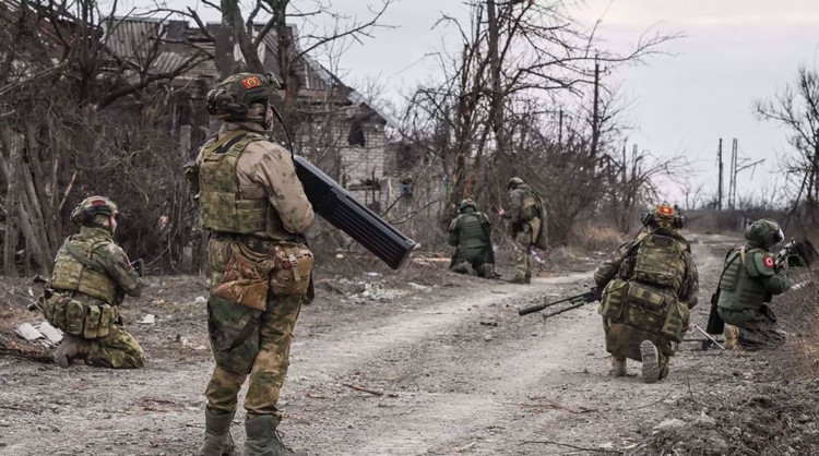 DeepState បានបន្ថែមថា រុស្ស៊ីបានកាត់ខ្សែផ្គត់ផ្គង់សំខាន់មួយទៅកាន់ទីប្រជុំជន Myrnohrad ចម្ងាយប្រហែល 3 គីឡូម៉ែត្រភាគខាងកើតនៃ Pokrovsk ។ ទន្ទឹមនឹងនេះ វិទ្យាស្ថានសម្រាប់ការសិក្សាសង្គ្រាម (ISW) បានកត់សម្គាល់ថា កងកម្លាំងរុស្ស៊ីកំពុងពង្រីកការគ្រប់គ្រងរបស់ពួកគេលើជាយក្រុង Myrnohrad ភាគអាគ្នេយ៍ ដោយគំរាមកំហែងបិទការឡោមព័ទ្ធជុំវិញ Pokrovsk ។ 6-6265.jpg