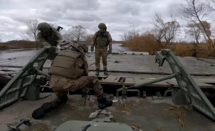 បន្ទាប់ពីការប្រយុទ្ធគ្នាយ៉ាងខ្លាំងក្លាជាច្រើនសប្តាហ៍ ទាហានរុស្ស៊ីបានចូលទៅក្នុងភូមិ Krasnogorskoye ក្នុងខេត្ត Zaporizhzhia ។ សេចក្តីថ្លែងការណ៍របស់ក្រសួងការពារជាតិរុស្ស៊ី បានបញ្ជាក់ថា អង្គភាពមេកានិចនៃកងពលតូចថ្មើរជើងលេខ ៦០ បានវាយលុកការតាំងទីលំនៅ បោសសម្អាតទីតាំងការពារជាតិអ៊ុយក្រែន និងបានដាំទង់ជាតិរុស្ស៊ីនៅកណ្តាលភូមិ។ 1-anh-topwar.jpg