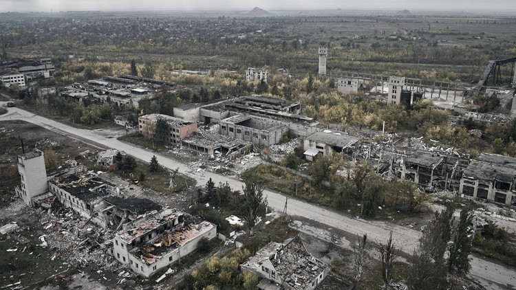 បន្ទាប់ពីការប្រយុទ្ធគ្នាយ៉ាងស្វិតស្វាញជាច្រើនខែមក កងទ័ពរុស្ស៊ីនៅទីបំផុតបានទម្លុះខ្សែការពាររបស់អ៊ុយក្រែន ហើយចូលទៅកណ្តាលក្រុង Pokrovsk ដែលជា  1-anh-the-war-zone.jpg