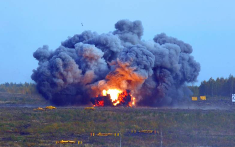 ในความเป็นจริง โดรน FPV อาวุธลอยฟ้า และโดรนตรวจการณ์ กลายเป็นภัยคุกคามที่พบบ่อยที่สุดในแนวหน้า TOS-1A จึงจำเป็นต้องได้รับการคุ้มกันมากขึ้นเพื่อหลีกเลี่ยงการตรวจจับและการทำลายล้างก่อนเริ่มปฏิบัติการ ภาพ: @Army Recognition 5-8701.png