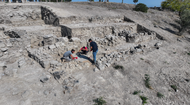 チームはこの神聖な建造物の遺跡の発掘を続け、この地域の先住民の歴史にさらなる光を当てる新たな発見を試みています。写真:@Çukurova University 8.png