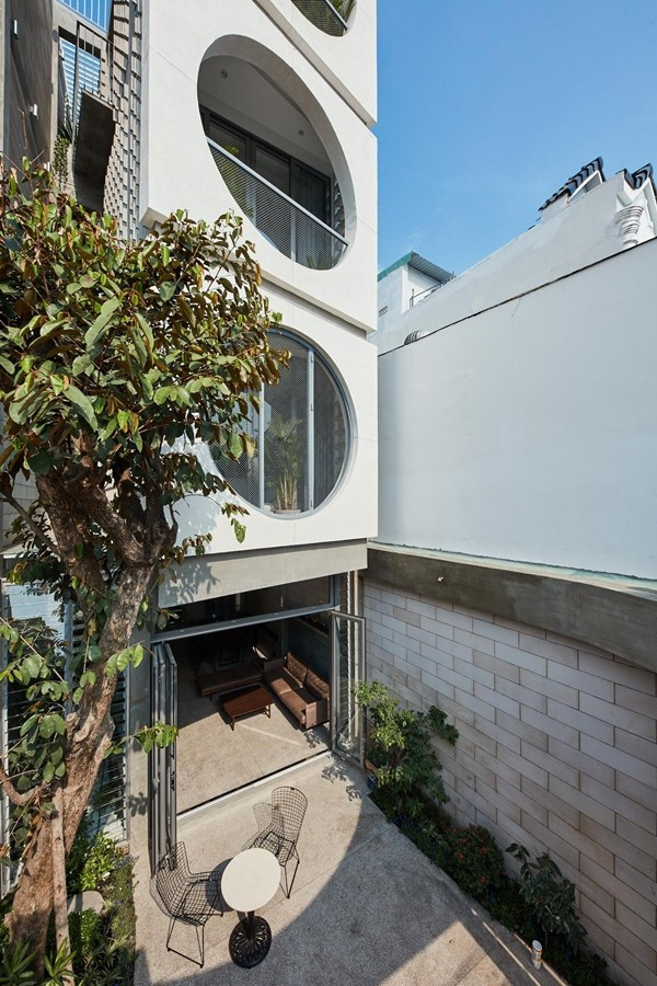 Mặt tiền xoay nhẹ so với trục chính, tạo sự riêng tư tinh tế mà vẫn giữ được tính thẩm mỹ cho tổng thể công trình. Ảnh: Thiết Vũ